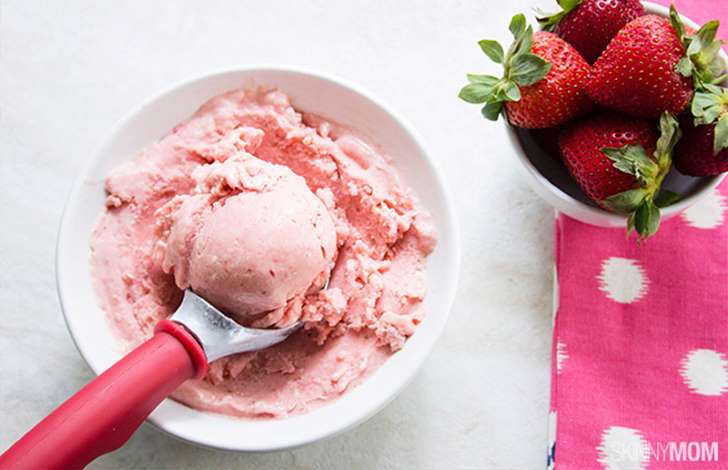 Já pensou em fazer seu próprio sorvete de morango? É facílimo!